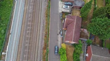 İngiltere, Luton - 22 Temmuz 2022: Luton İngiltere İngiliz Şehir Merkezi 'nin Tren İstasyonu ve Treni Pistte