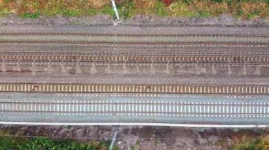 İngiltere, Luton - 22 Temmuz 2022: Luton İngiltere İngiliz Şehir Merkezi 'nin Tren İstasyonu ve Treni Pistte