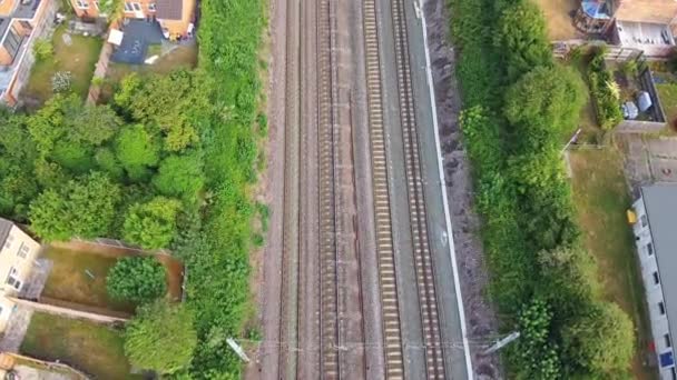 2022年7月22日 鉄道駅と線路上の列車を持つイギリスの町の中心部の空中ビュー — ストック動画