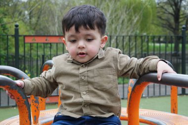 Wardown Park, Luton, İngiltere 'de oynayan küçük çocuk.