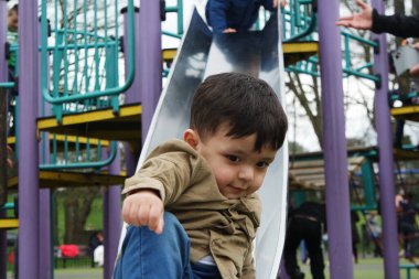 Wardown Park, Luton, İngiltere 'de oynayan küçük çocuk.