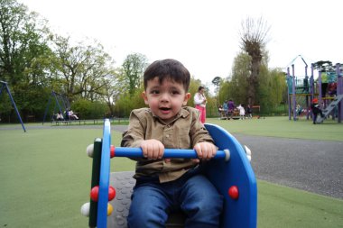 Wardown Park, Luton, İngiltere 'de oynayan küçük çocuk.