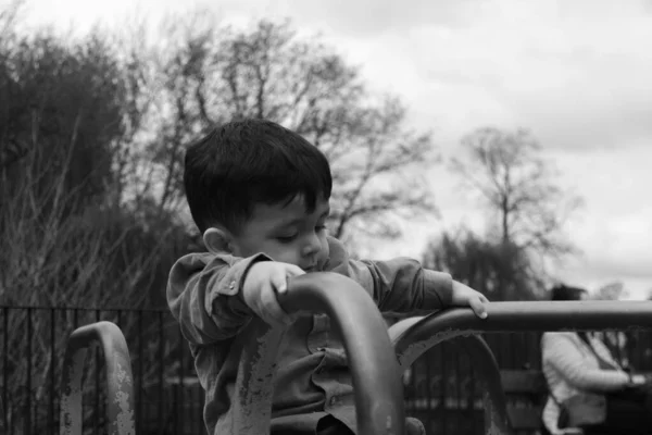Little Boy Playing Wardown Park Luton Inglaterra Reino Unido — Fotografia de Stock
