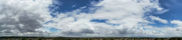 英国ルトンシティ上空の劇的な雲と空の高い角度の眺め — ストック写真