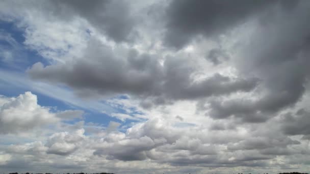 Сильные Ветры Быстрыми Движущимися Драматическими Облаками Небом Над Лутон Сити — стоковое видео