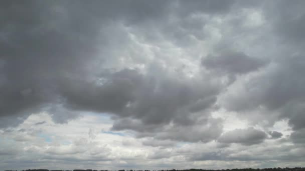 Vientos Fuertes Con Nubes Dramáticas Movimiento Rápido Cielo Sobre Ciudad — Vídeos de Stock