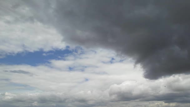 Sterke Winden Met Snelle Bewegende Dramatische Wolken Lucht Boven Luton — Stockvideo