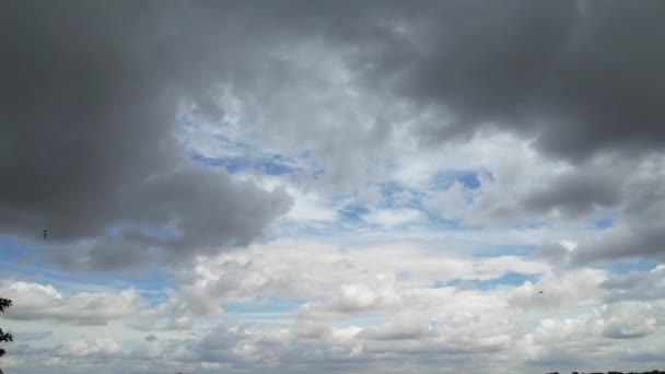 Şiddetli Rüzgarlar Hızlı Hareket Eden Dramatik Bulutlar Luton Şehrinde Gökyüzü — Stok video