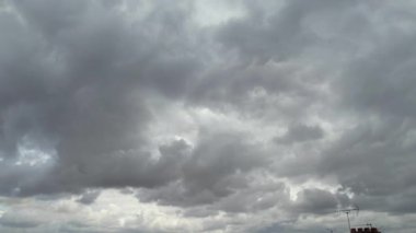 Şiddetli rüzgarlar hızlı hareket eden dramatik bulutlar ve Luton şehrinde gökyüzü