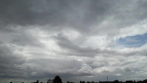 Sterke Winden Met Snelle Bewegende Dramatische Wolken Lucht Boven Luton — Stockvideo