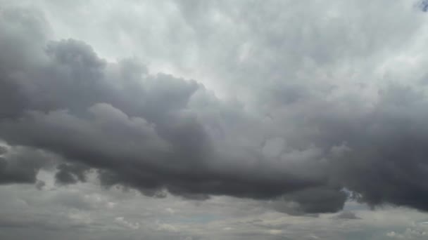 Silne Wiatry Szybko Poruszającymi Się Chmurami Dramatycznymi Niebo Nad Luton — Wideo stockowe