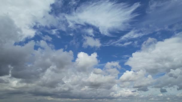 Voimakkaat Tuulet Nopeasti Liikkuvilla Dramaattisilla Pilvillä Taivaalla Luton Cityn Yllä — kuvapankkivideo