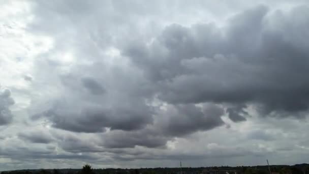 Şiddetli Rüzgarlar Hızlı Hareket Eden Dramatik Bulutlar Luton Şehrinde Gökyüzü — Stok video