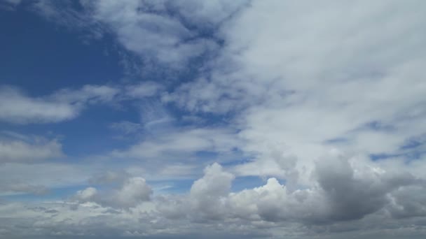 Vientos Fuertes Con Nubes Dramáticas Movimiento Rápido Cielo Sobre Ciudad — Vídeos de Stock
