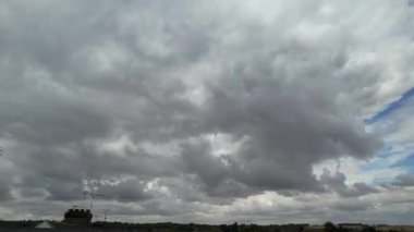 Bulutlu Güçlü Rüzgarlar ve Luton Şehri üzerindeki Gökyüzü 'nün Zaman Hızı videosu
