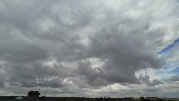 Время Покажет Видео Сильных Ветров Облаками Небом Над Городом Лутон — стоковое видео