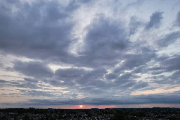 Nuvens Durante Pôr Sol Sobre Luton City Inglaterra Reino Unido — Fotografia de Stock