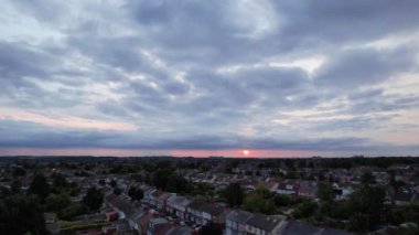 Günbatımında İngiltere 'nin Luton şehrinde yüksek açılı bulutlar ve gökyüzü görüntüsü. 13 Temmuz 2023