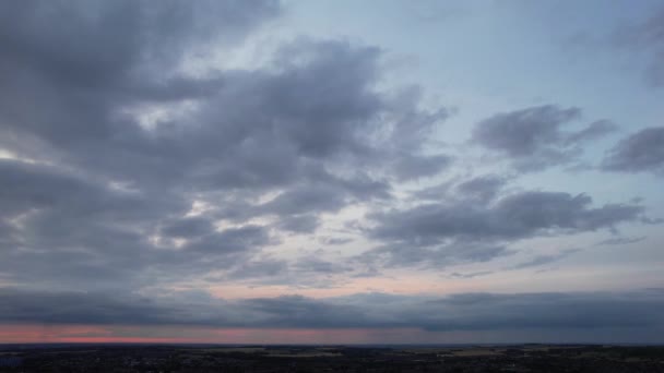 Günbatımında Ngiltere Nin Luton Şehrinde Yüksek Açılı Bulutlar Gökyüzü Görüntüsü — Stok video