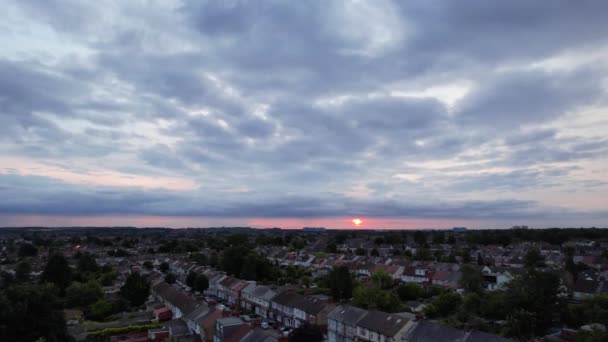 イギリスのルトン市上空での雲と空の高角度映像日没の間 2023年7月13日 — ストック動画