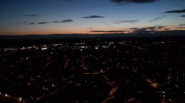 Aydınlanmış Şehir ve Yolların Gece Havası Görünümü