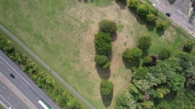 Luton City, İngiltere 'deki British Angle Otoyolları ve Yolları Yüksek Açı Görüntüsü. Kamera 12 Eylül 2022 'de Drone' un Kamerasıyla çekildi.