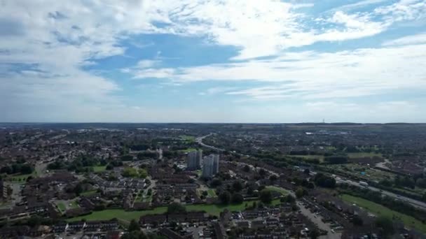 イギリス イングランド ルトン市の英国の高速道路や道路の高角度映像 2022年9月12日にドローンのカメラで撮影された映像 — ストック動画