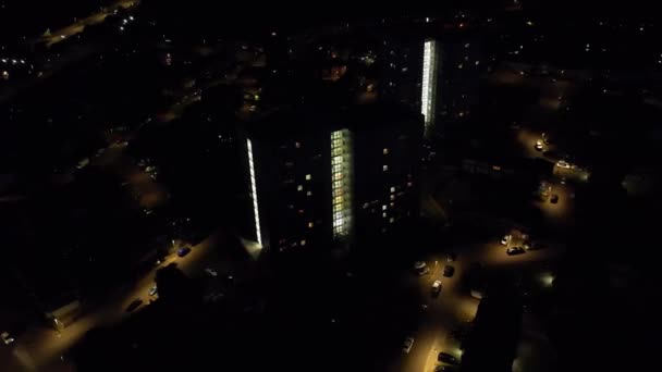 Νυχτερινή Αεροφωτογραφία Φωτισμένης Πόλης Και Δρόμων — Αρχείο Βίντεο
