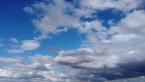 Δραματικά Σύννεφα Πάνω Από Την Πόλη — Αρχείο Βίντεο