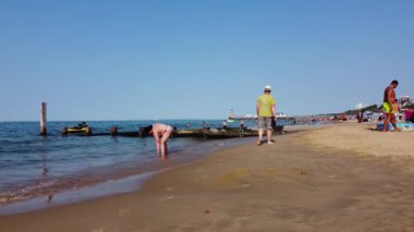 İngiltere, İngiltere, BOURNEMOUTH - 18 AĞUSTOS 2022: Bournemouth Plajında Yavaş Mo