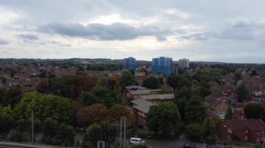 Luton, İngiltere, İngiltere - 22 Temmuz 2022: Luton 'da raylardaki trenin havadan görünüşü