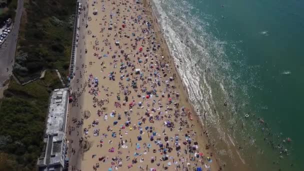 英格兰 伯恩茅斯 2022年8月18日 伯恩茅斯海滩居民的慢动作 — 图库视频影像