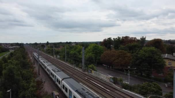 英国卢顿 2022年7月22日 卢顿轨道上火车的航景 — 图库视频影像