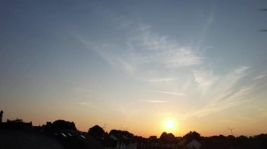 Luton, İngiltere, İngiltere - 14 Eylül 2022: Luton üzerinde Sunset View, Hava Görüntüleri