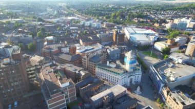 Luton, İngiltere, İngiltere - 7 Ağustos 2022: Luton 'da raylardaki trenin havadan görünüşü