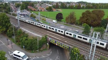 Luton, İngiltere, İngiltere - 22 Temmuz 2022: Luton 'da raylardaki trenin havadan görünüşü