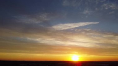 Luton, İngiltere, İngiltere - 22 Eylül 2022: Luton 'da Sunset View, Slow Mo Video