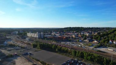 Luton, İngiltere, İngiltere - 7 Ağustos 2022: Luton Merkez İstasyonu 'nda raylar üzerinde tren