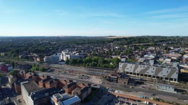 Luton, İngiltere, İngiltere - 7 Ağustos 2022: Luton Merkez İstasyonu 'nda raylar üzerinde tren