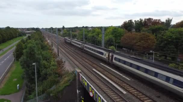 ルトン イギリス イギリス 2022年7月22日 ルトンの線路上の列車の空中ビュー — ストック動画