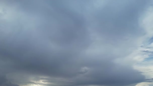 Высокоугловые Кадры Быстрого Движущегося Дождя Грозовых Облаков Над Городом — стоковое видео