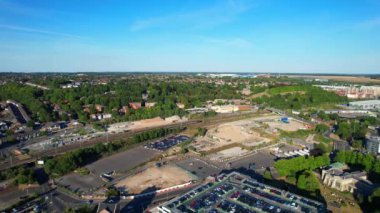 Luton, İngiltere, İngiltere - 7 Ağustos 2022: Luton Merkez İstasyonu 'nda raylar üzerinde tren