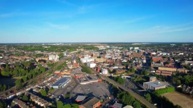 Luton, İngiltere, İngiltere - 7 Ağustos 2022: Luton Merkez İstasyonu 'nda raylar üzerinde tren