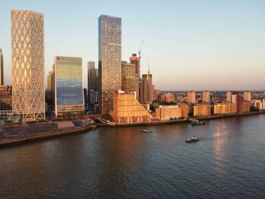 İngiltere 'nin orta Londra şehrinde Thames Nehri' nden Kanarya Rıhtımı Binası Yüksek Açı Manzarası. Görüntü, İHA 'nın Kamerasıyla 8 Haziran 2023' te Alçak İrtifa 'da çekildi. 