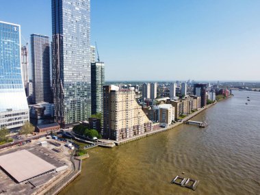 İngiltere 'nin orta Londra şehrinde Thames Nehri' nden Kanarya Rıhtımı Binası Yüksek Açı Manzarası. Görüntü, İHA 'nın Kamerasıyla 8 Haziran 2023' te Alçak İrtifa 'da çekildi. 
