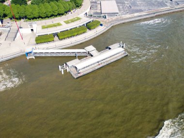 İngiltere 'nin orta Londra şehrinde Thames Nehri' nden Kanarya Rıhtımı Binası Yüksek Açı Manzarası. Görüntü, İHA 'nın Kamerasıyla 8 Haziran 2023' te Alçak İrtifa 'da çekildi. 