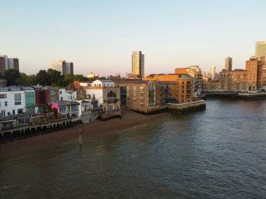 İngiltere 'nin orta Londra şehrinde Thames Nehri' nden Kanarya Rıhtımı Binası Yüksek Açı Manzarası. Görüntü, İHA 'nın Kamerasıyla 8 Haziran 2023' te Alçak İrtifa 'da çekildi. 