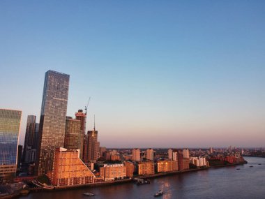 İngiltere 'nin orta Londra şehrinde Thames Nehri' nden Kanarya Rıhtımı Binası Yüksek Açı Manzarası. Görüntü, İHA 'nın Kamerasıyla 8 Haziran 2023' te Alçak İrtifa 'da çekildi. 