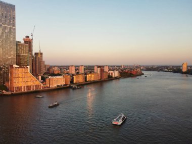 İngiltere 'nin orta Londra şehrinde Thames Nehri' nden Kanarya Rıhtımı Binası Yüksek Açı Manzarası. Görüntü, İHA 'nın Kamerasıyla 8 Haziran 2023' te Alçak İrtifa 'da çekildi. 