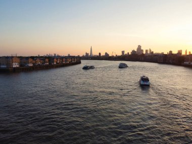İngiltere 'nin orta Londra şehrinde Thames Nehri' nden Kanarya Rıhtımı Binası Yüksek Açı Manzarası. Görüntü, İHA 'nın Kamerasıyla 8 Haziran 2023' te Alçak İrtifa 'da çekildi. 